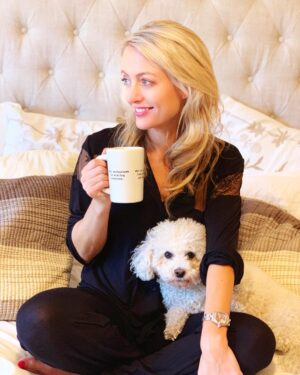 Amy Rutberg Instagram - You like my cute mug?  I’ll be here alllll day. 😉 @shopjournelle #youhadmeatjournelle #eberjey #saturdayvibes #cozy #pajamas