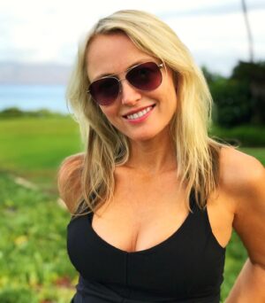 Amy Rutberg Instagram - Aloha 🌸🌈 (that’s Hawaiian for “I’m a totally chill New Yorker who loves nature and makes you think I’m local except for everything about my personality”) yay! #summervibes #maui #hawaii #nature #surfergirl #wailea