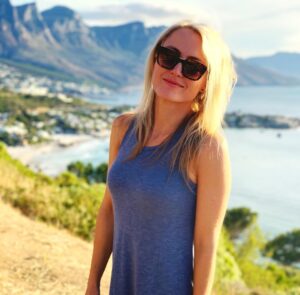 Amy Rutberg Instagram - Cape Town! Someone just asked me if I was on “CSI: America” and of course I said yes! Love it here. #southafrica #campsbay #capetown #stillnosafari