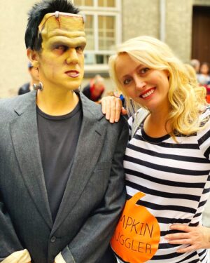 Amy Rutberg Instagram - My costume took waaaay more work! 🎃🤰😳#happyhalloween #pumpkinsmuggler #7monthsandcounting