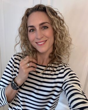 Amy Williams Instagram - Washed the hair and I’m off out to watch some @teambathnetball_ at @uniofbath . Thanks @joeydixon83 for the invite. Who else loves watching live sport? #livesport #netball #offout #fridaynightgame