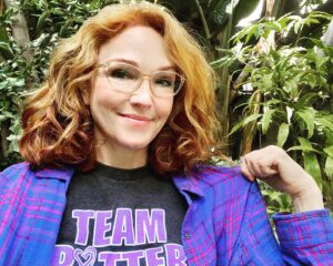 Amy Yasbeck Instagram - Make your #PurplePinkyPromise 💜: To learn your family’s Aortic Health History and share with your doctor. 
Post a pic of you and your purple painted pinky or with any & all things PURPLE!!! 
Picked this “purple” shirt out of my closet today without my glasses on… ❤️  💙=💜 #astigmatism 

💜💜💜💜💜💜💜💜💜💜💜
#AortaSupporta # AortaEd #johnritterfoundation #PurplePinkyPromise #johnritter #PurpleDaze