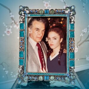 Amy Yasbeck Instagram - John and Amy Yasbeck circa 1980  Happy Father’s Day to all to whom this greeting applies. 
#FathersDay #DontUsePrepositionsToEndSentences