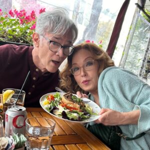 Amy Yasbeck Instagram - Yesterday while on holiday in Los Angeles, I had lunch with my favourite actors @yasbeckamy and @todd.waring . Been a fan of theirs since 1989 when I first watched them in “Splash,Too”. It was amazing to chat with them together. Thanks Amy and Todd for everything. Amy even made the video in this post! ❤️