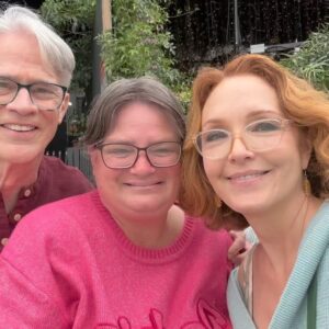 Amy Yasbeck Instagram - Yesterday while on holiday in Los Angeles, I had lunch with my favourite actors @yasbeckamy and @todd.waring . Been a fan of theirs since 1989 when I first watched them in “Splash,Too”. It was amazing to chat with them together. Thanks Amy and Todd for everything. Amy even made the video in this post! ❤️