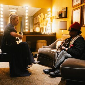 Amythyst Kiah Instagram - Another wonderful night at the @opry! Thanks @aoifemaria for inviting me to play guitar with you on “All My Friends”. It’s such a beautiful song. It was an honor to share the stage with you! 

📸’s 1 & 2: @noahtorralba