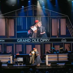 Amythyst Kiah Instagram - Another wonderful night at the @opry! Thanks @aoifemaria for inviting me to play guitar with you on “All My Friends”. It’s such a beautiful song. It was an honor to share the stage with you! 

📸’s 1 & 2: @noahtorralba