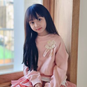 An Tae-rin Instagram - #광고#마르디메크르디레쁘띠 
청순으로 쌱 갈아입고온 
새로운 클로버마르디 스웻셔츠에요

행운의 클로버처럼
올 봄엔 행운가득한
맑고 예쁜 봄날이었음 좋겠네요🍀

119cm19kg 태린이는 130싸이즈 착용했어요 

@mardi_mercredi_lespetits
#마르디메크르디#마르디키즈
#마르디레쁘띠#마르디키즈맨투맨
#클로버마르디#키즈코디
#키즈맨투맨#봄신상아동복
#등원룩#여친룩