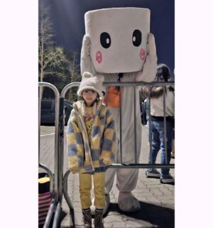 An Tae-rin Instagram - #나의배우님#IU#❤️
외면은 넘어지면 부러질것처럼 
가늘고 약하고 여려보이지만
내면은  넘어져도 끄떡없으실만큼
단단하고 강하고 넓은 마음이 느껴졌던
존경하는 나의 아이유배우님

어디서 그런 힘이 나올까 했었는데
팬분들이 앞에서 옆에서 뒤에서 가까이서 멀리서
늘 사랑하고 응원하고있다는걸 아셔서
더 빛나고 더 단단해지고계신거같네요

콘서트 시작부터 끝날때까지
울컥하고 뭉클하고 신나고 재밌고 멋지고
9살되서 콘서트 가기만 기다렸던 안태린이도 
아이크 흔들며 환호하고 감동받고온
행복한 유애나였답니다

늘 건강하셔요❤️사랑합니다
@dlwlrma
#아이유#찐팬#성덕#안태린
#아이유콘서트
#감사합니다
