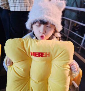 An Tae-rin Instagram - #나의배우님#IU#❤️
외면은 넘어지면 부러질것처럼 
가늘고 약하고 여려보이지만
내면은  넘어져도 끄떡없으실만큼
단단하고 강하고 넓은 마음이 느껴졌던
존경하는 나의 아이유배우님

어디서 그런 힘이 나올까 했었는데
팬분들이 앞에서 옆에서 뒤에서 가까이서 멀리서
늘 사랑하고 응원하고있다는걸 아셔서
더 빛나고 더 단단해지고계신거같네요

콘서트 시작부터 끝날때까지
울컥하고 뭉클하고 신나고 재밌고 멋지고
9살되서 콘서트 가기만 기다렸던 안태린이도 
아이크 흔들며 환호하고 감동받고온
행복한 유애나였답니다

늘 건강하셔요❤️사랑합니다
@dlwlrma
#아이유#찐팬#성덕#안태린
#아이유콘서트
#감사합니다