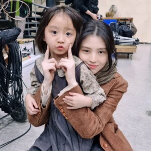 An Tae-rin Instagram - #경성크리처#한소희배우님
태린이 콩순이라고 불러주시며 예뻐해주신
천사같은아니고 
빛이나는 리얼천사 한소희배우님

오디션볼때부터 한소희배우님을 너무 뵙고싶어서
꼭 픽스되고싶었던 작품
너무 예쁘셔서놀라고
비율에 놀라고
아이들과 식당서 함께밥먹어주시고
늘 말도 먼저 걸어주시고
아이들이랑 함께있어주시고
탑여배우님에게 보기힘든 
정말 고운성품과 인성에 또놀라고
미담제조기 배우님🫶

한소희 배우님과 함께한
모든순간이 행복하고 꿈같고 
잊지못할날이었습니다
또다시 고백공격을해야겠네요
사랑합니다❤️
감사해요 늘 건강챙기시며 늘 응원하고
평생 사랑할께요😆

#한소희 @xeesoxee #hansohee
#넷플릭스#NETFLIX @netflixkr 
#퍼스트액터스 @firstactors_official