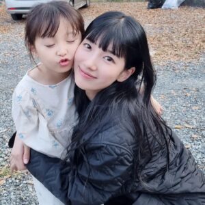 An Tae-rin Instagram - .
#이두나#넷플릭스
이제는말할수있는 작품명
이두나와 어린두나❤️
깨알 어린두나 찾으셨나요😄

안태린과  맘매니저의 역사적인날이었던
말로도 글로도 표현못할만큼 
예쁘다는말로도 담기지않을만큼
아름다우신 수지배우님

만화찢고 나왔단말은 
이두나 그 잡채 수지배우님을 
두고했던말인가봅니다

넷플릭스 이두나!
많은시청부탁드려요

@netflixkr
@skuukzky 
@group_ti

#수지님#❤️#여신그잡채
#leedoona#suzy
#이두나아역#어린두나