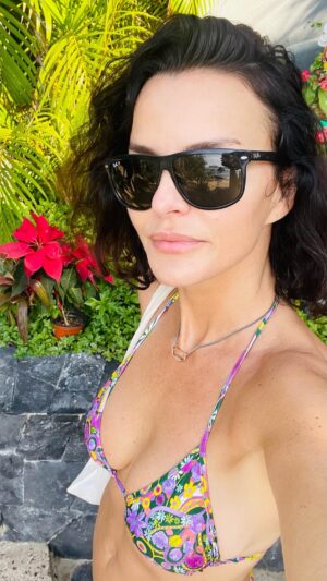 Ana Alexander Instagram - Since it’s been raining cats and dogs in LA for the past 5 days .. here is some  #tbt to the last 7 days of 2022 spent in incredible #Mexico lindo and Zihua ❤️ 

.
.
.
.
.#naturalhairstyles #nomakeup #natiralmakeup #photography #friday #sand #sandbeach #loveyourself #bodypositive #anaalexander