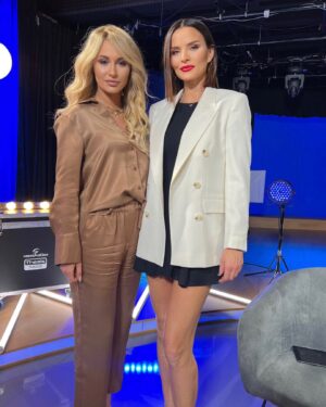Ana Alexander Instagram - I had such great time being a guest on @realna.prica.tv with the lovely, gorgeous  and super cool host @isidora_doris  and producer @aleksandra.gajic983 💕💕Thank you for having me and not making fun of me and my at times  silly Serbian grammar 🤦🏻‍♀️😂

.
.
.
.
.
.
.
#tv #talkshow #host #guest #fun #joy #talk #chat #real #honesty #serbia #belgrade #kurir #kururtv #actress #anaalexander #redlips #white #jacket @anze_official  #2023 #subota  #thankyou #onset