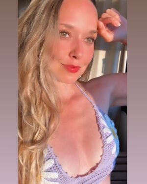 Ana Brinca Instagram - Chegar a casa depois do work e ainda apanhar um sol 🌞 
.
.
.
.
.
.
.
#verano #verao #summer #greeneyes #lastsummer #biquini #verano