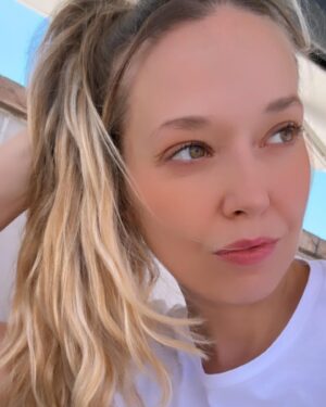Ana Brinca Instagram - Messy hair . 
.
.
.
.
.
.
.
#blonde #blondie #loveblondes #anitta #whitetshirt #blondebalayage #normal #lovelydays #summer