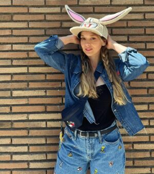 Ana Brinca Instagram - Deixem -me ser criança sff! A pessoa é feliz assim 💙🐰( Este é o meu segredo da Juventude quando dizem que estou igual há 10 anos 😂)
.
.
.
.
.
.
.
.
#warner #bugabunny #lolabunny #fotosantigas #estudioswarner #warnerbrosstudios #warnerhouse #espanha #madrid #madrid🇪🇸 #igerswarner #igersespanha #parquewarner