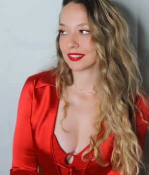 Ana Brinca Instagram - ❤️🌹🐦‍🔥
.
.
.
.
.
.
.
.
.
#red #reddress #curlyhair #curlhair #canon #canon6D #canon6DmarkII #zaraoutfit