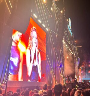 Ana Brinca Instagram - Rock in Rio . Ontem foi para valer e até ao final 🩵🎸😌
.
.
.
.
.
.
.
.
#zaraoutfit #festival #outfitfestival #rockinrio2024 #rockmusic #musicfestival