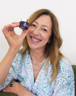 Ana Bustorff Instagram - Uma das etapas que nunca falha: o creme de olhos. Este é o meu preferido e faz parte da minha rotina diária! 🥰
O Smart Clinical Repair Eye da @clinique ajuda a combater as rugas, fortalece a pele mais delicada em torno dos olhos tornando-a mais suave. @cliniqueportugal 
#pub
