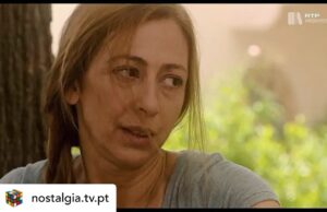 Ana Bustorff Instagram - Posted @withregram • @nostalgia.tv.pt Nome de Código Sintra T01E03 Paixões Violentas, Mortes Violentas

O Eça dizia que havia apenas dois píncaros de onde se podia observar o mundo : os Himalaias e o Chiado. – Duarte

Neste episódio Teresa descobre a cassete que incriminava Manuel e tenta esconder este facto da polícia. Enquanto isso Inês tenta fazer ciúmes a Pedro, mas acaba por sofrer um ataque.

Um episódio tímido comparado aos dois anteriores ainda que traga alguns desenvolvimentos. Começamos com Inês que se encontra num bar a beber quando é abordada por um homem, ao ver que o jardineiro Pedro a está a observar esta acaba por provocar ciúmes aceitando dançar com o homem. Mais tarde esse homem tenta agarrá-la no metro e acaba por persegui-la e ameaçar de morte, revelando que é filho de um dos homens que ficou sem emprego por causa de Manuel. Pedro acaba por salvar o dia. O homem é preso mas acaba por ser desconsiderado como suspeito. Foi inesperado esta dinâmica de Pedro e Inês, mas não é o casal mais carismático. Em casa Teresa descobre o DVD que incrimina o negócio de Manuel e acaba por mostrar às filhas, realçando que devem guardar segredo a todo o custo. Vemos também que Dâmaso parece ter uma vida dupla estando envolvido com prostitutas quando a esposa lhe tenta ligar. Duarte e Mariana continuam a ser a ponte entre o presente e o passado e gosto muito das cenas do passado que não são demasiado maçadoras (isto para alguém como eu que já viu o filme “O Mistério da Estrada de Sintra” dos quais são retirados todo aquele excerto). Temos ainda uma cena de Isabel que é visitada pelo filho Gonçalo e é reforçado que esta, Teresa e a governanta Elizabete escondem um segredo. O MVP do episódio é para mim Ramalho, um polícia muito astuto e muito bem interpretado por Adriano Luz.
P.S. 6/10