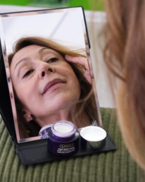 Ana Bustorff Instagram - Uma das etapas que nunca falha: o creme de olhos. Este é o meu preferido e faz parte da minha rotina diária! 🥰
O Smart Clinical Repair Eye da @clinique ajuda a combater as rugas, fortalece a pele mais delicada em torno dos olhos tornando-a mais suave. @cliniqueportugal 
#pub