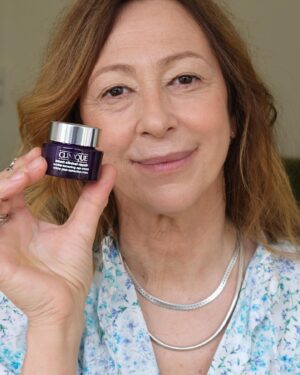 Ana Bustorff Instagram - Uma das etapas que nunca falha: o creme de olhos. Este é o meu preferido e faz parte da minha rotina diária! 🥰
O Smart Clinical Repair Eye da @clinique ajuda a combater as rugas, fortalece a pele mais delicada em torno dos olhos tornando-a mais suave. @cliniqueportugal 
#pub