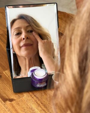 Ana Bustorff Instagram - Uma das etapas que nunca falha: o creme de olhos. Este é o meu preferido e faz parte da minha rotina diária! 🥰
O Smart Clinical Repair Eye da @clinique ajuda a combater as rugas, fortalece a pele mais delicada em torno dos olhos tornando-a mais suave. @cliniqueportugal 
#pub