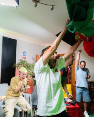 Ana Correia Instagram - Foram demasiadas emoções no jogo de @portugal no Garcia Lounge @thegarciap_ 
@diogomcosta99 deixo-te fazeres-me um filho

📸: @rubengameiro_

#portugal #euro2024 #twitch #live