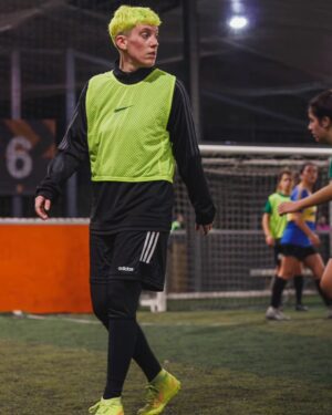 Ana Correia Instagram - O crop top amarelo é para combinar com o cabelo e com as sapatilhas

@favosdemelfc

📸: @brunoo_marreiros 

#futebol #futebolfeminino #soccer