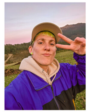 Ana Correia Instagram - Podia ser a Heidi nos alpes suiços, mas é só a Pep nas aldeias de Xisto ⛰

Tirámos o fim de semana para descansar, beber vinho sem sulfitos (AHMM NÃO DÁ RESSACA!!) e passear por Góis, Aigra Velha e Aigra Nova. 

As paisagens por aqui são *respira fundo* breathtaking 🥹 assim como o medo de rebolar por uma colina abaixo 🤓

A capacidade fotográfica do #GalaxyS24 Ultra tá mesmo blowing my mind. Foi a primeira vez que testei A SÉRIO a fotografia deste telemóvel desde que o tenho nas mãos e enfim, só falta tirar cafés e fazer-me festinhas durante a noite 😌 a girl can dream

@samsungportugal #pub #samsungportugal #portugal #photography #fotografia #aldeiasdeportugal #aldeiasdexisto