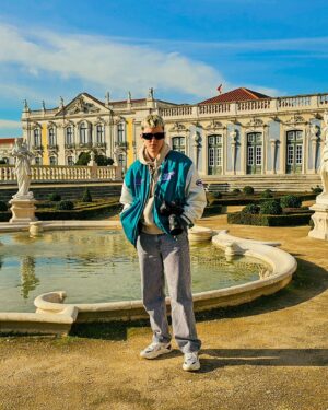 Ana Correia Instagram - Visita de estudo ao Palácio de Queluz 🫅👸

#palaciodequeluz #palacioqueluz #sintra #queluz #lisboa  #GalaxyS23 Ultra #sharetheepic #igersportugal #art #palace #photographersofinstagram
