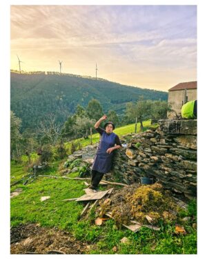 Ana Correia Instagram - Podia ser a Heidi nos alpes suiços, mas é só a Pep nas aldeias de Xisto ⛰

Tirámos o fim de semana para descansar, beber vinho sem sulfitos (AHMM NÃO DÁ RESSACA!!) e passear por Góis, Aigra Velha e Aigra Nova. 

As paisagens por aqui são *respira fundo* breathtaking 🥹 assim como o medo de rebolar por uma colina abaixo 🤓

A capacidade fotográfica do #GalaxyS24 Ultra tá mesmo blowing my mind. Foi a primeira vez que testei A SÉRIO a fotografia deste telemóvel desde que o tenho nas mãos e enfim, só falta tirar cafés e fazer-me festinhas durante a noite 😌 a girl can dream

@samsungportugal #pub #samsungportugal #portugal #photography #fotografia #aldeiasdeportugal #aldeiasdexisto