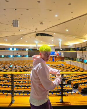 Ana Correia Instagram - Fui a Bruxelas, a convite da @comissao_europeia_pt conhecer as instituições europeias da União Europeia, de que tanto ouvimos falar e que "está lá longe".

Durante 3 dias e com um grupo FANTÁSTICO de pessoas, andámos a conhecer os cantos à(s) casa(s) da UE e a falar com várias pessoas que nos mostraram algumas das coisas que se fazem por lá 🇪🇺

A União Europeia está presente nas nossas vidas de várias formas: a nossa moeda, a livre circulação entre países membros, programas erasmus (👶👶👶), até nos carregadores dos nossos telemóveis, entre muuuuitas outras coisas e por isso é importante lembrar que também aqui devemos exercer o nosso direito de voto.

✨️ Dia 9 de JUNHO ocorrem as eleições europeias em Portugal ✨️ e é cada vez mais importante que se vote. Vivemos cada vez mais numa aldeia global e é importante que façamos ouvir a nossa voz através dos nossos votos, por variadas razões:
- para que nos consigamos sentir representadxs pelas pessoas eleitas, pelas suas ideias e ideais;
- para mudar aquilo que achamos que deve mudar (alô, help palestine 🍉);
- para contrariar a subida da ext direita por esse mundo fora;
- por todas as outras 1001 razões que possam encontrar;

A verdade é que a União Europeia e as suas decisões e medidas estão mais presente nas nossas vidas do que aquilo que a maioria das pessoas pensa (estatisticamente Portugal vota pouco nas eleições europeias) e por isso, fica a questão:

📢 VAIS VOTAR NAS ELEIÇÕES EUROPEIAS NO DIA 9 DE JUNHO?

#juntosmaisfortes #usaoteuvoto #europeanunion #europeancommission🇪🇺 #europeanparliament #europe #brussels #belgium