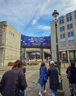 Ana Correia Instagram - Fui a Bruxelas, a convite da @comissao_europeia_pt conhecer as instituições europeias da União Europeia, de que tanto ouvimos falar e que "está lá longe".

Durante 3 dias e com um grupo FANTÁSTICO de pessoas, andámos a conhecer os cantos à(s) casa(s) da UE e a falar com várias pessoas que nos mostraram algumas das coisas que se fazem por lá 🇪🇺

A União Europeia está presente nas nossas vidas de várias formas: a nossa moeda, a livre circulação entre países membros, programas erasmus (👶👶👶), até nos carregadores dos nossos telemóveis, entre muuuuitas outras coisas e por isso é importante lembrar que também aqui devemos exercer o nosso direito de voto.

✨️ Dia 9 de JUNHO ocorrem as eleições europeias em Portugal ✨️ e é cada vez mais importante que se vote. Vivemos cada vez mais numa aldeia global e é importante que façamos ouvir a nossa voz através dos nossos votos, por variadas razões:
- para que nos consigamos sentir representadxs pelas pessoas eleitas, pelas suas ideias e ideais;
- para mudar aquilo que achamos que deve mudar (alô, help palestine 🍉);
- para contrariar a subida da ext direita por esse mundo fora;
- por todas as outras 1001 razões que possam encontrar;

A verdade é que a União Europeia e as suas decisões e medidas estão mais presente nas nossas vidas do que aquilo que a maioria das pessoas pensa (estatisticamente Portugal vota pouco nas eleições europeias) e por isso, fica a questão:

📢 VAIS VOTAR NAS ELEIÇÕES EUROPEIAS NO DIA 9 DE JUNHO?

#juntosmaisfortes #usaoteuvoto #europeanunion #europeancommission🇪🇺 #europeanparliament #europe #brussels #belgium
