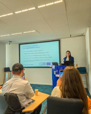 Ana Correia Instagram - Fui a Bruxelas, a convite da @comissao_europeia_pt conhecer as instituições europeias da União Europeia, de que tanto ouvimos falar e que "está lá longe".

Durante 3 dias e com um grupo FANTÁSTICO de pessoas, andámos a conhecer os cantos à(s) casa(s) da UE e a falar com várias pessoas que nos mostraram algumas das coisas que se fazem por lá 🇪🇺

A União Europeia está presente nas nossas vidas de várias formas: a nossa moeda, a livre circulação entre países membros, programas erasmus (👶👶👶), até nos carregadores dos nossos telemóveis, entre muuuuitas outras coisas e por isso é importante lembrar que também aqui devemos exercer o nosso direito de voto.

✨️ Dia 9 de JUNHO ocorrem as eleições europeias em Portugal ✨️ e é cada vez mais importante que se vote. Vivemos cada vez mais numa aldeia global e é importante que façamos ouvir a nossa voz através dos nossos votos, por variadas razões:
- para que nos consigamos sentir representadxs pelas pessoas eleitas, pelas suas ideias e ideais;
- para mudar aquilo que achamos que deve mudar (alô, help palestine 🍉);
- para contrariar a subida da ext direita por esse mundo fora;
- por todas as outras 1001 razões que possam encontrar;

A verdade é que a União Europeia e as suas decisões e medidas estão mais presente nas nossas vidas do que aquilo que a maioria das pessoas pensa (estatisticamente Portugal vota pouco nas eleições europeias) e por isso, fica a questão:

📢 VAIS VOTAR NAS ELEIÇÕES EUROPEIAS NO DIA 9 DE JUNHO?

#juntosmaisfortes #usaoteuvoto #europeanunion #europeancommission🇪🇺 #europeanparliament #europe #brussels #belgium