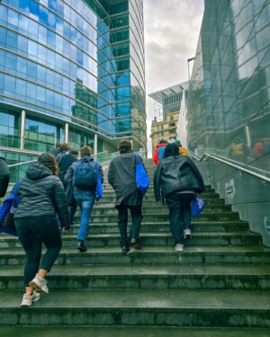Ana Correia Instagram - Fui a Bruxelas, a convite da @comissao_europeia_pt conhecer as instituições europeias da União Europeia, de que tanto ouvimos falar e que "está lá longe".

Durante 3 dias e com um grupo FANTÁSTICO de pessoas, andámos a conhecer os cantos à(s) casa(s) da UE e a falar com várias pessoas que nos mostraram algumas das coisas que se fazem por lá 🇪🇺

A União Europeia está presente nas nossas vidas de várias formas: a nossa moeda, a livre circulação entre países membros, programas erasmus (👶👶👶), até nos carregadores dos nossos telemóveis, entre muuuuitas outras coisas e por isso é importante lembrar que também aqui devemos exercer o nosso direito de voto.

✨️ Dia 9 de JUNHO ocorrem as eleições europeias em Portugal ✨️ e é cada vez mais importante que se vote. Vivemos cada vez mais numa aldeia global e é importante que façamos ouvir a nossa voz através dos nossos votos, por variadas razões:
- para que nos consigamos sentir representadxs pelas pessoas eleitas, pelas suas ideias e ideais;
- para mudar aquilo que achamos que deve mudar (alô, help palestine 🍉);
- para contrariar a subida da ext direita por esse mundo fora;
- por todas as outras 1001 razões que possam encontrar;

A verdade é que a União Europeia e as suas decisões e medidas estão mais presente nas nossas vidas do que aquilo que a maioria das pessoas pensa (estatisticamente Portugal vota pouco nas eleições europeias) e por isso, fica a questão:

📢 VAIS VOTAR NAS ELEIÇÕES EUROPEIAS NO DIA 9 DE JUNHO?

#juntosmaisfortes #usaoteuvoto #europeanunion #europeancommission🇪🇺 #europeanparliament #europe #brussels #belgium
