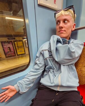 Ana Correia Instagram - Pensei em ser muitas coisas quando era pequena, mas nunca pensei que me iria tornar num comboio da cp ou do metro. 🚃🚃🚃

Not a sponsored post. Infelizmente. @cp_comboiosdeportugal paga-me o passe. Por favor 🥲