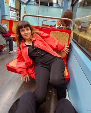 Ana Correia Instagram - Pensei em ser muitas coisas quando era pequena, mas nunca pensei que me iria tornar num comboio da cp ou do metro. 🚃🚃🚃

Not a sponsored post. Infelizmente. @cp_comboiosdeportugal paga-me o passe. Por favor 🥲