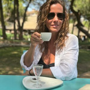 Ana Guedes Rodrigues Instagram - O café turco ganhou mais uma fã! 

É preparado a partir de café moído com consistência de farinha. A bebida resultante é muito concentrada. 

Costuma ser servido com um copo de água, porque ela prepara a boca para o sabor do café. 

Justamente por ser muito concentrado, o café turco deixa uma borra no fundo da chávena. 

Em alguns locais típicos, há quem leia o futuro nessa borra. 

A cultura do café turco é considerada pela UNESCO património cultural imaterial da Humanidade. 

(fotografia tirada pelo meu filho Afonso)