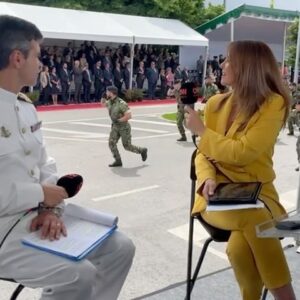 Ana Guedes Rodrigues Instagram - Uma emissão do 10 de Junho nunca é um passeio no parque.

Para além de ser longa e contínua, o facto de acontecer no meio de uma parada militar, torna-a muito exigente do ponto de vista técnico.

Há muitas ações em simultâneo e vários sons que colidem entre si mas que são todos importantes: o som do que se está a passar, as vozes do realizador e do coordenador, as reportagens em direto, os discursos, os comentadores…

Exige foco e concentração, mas acima de tudo, implica sempre o empenho de uma equipa, com espírito de entreajuda, com capacidade de reação rápida e, de preferência, com boa-disposição.

Nem tudo se vê, mas hoje, esteve lá tudo.
 
🙌🏼
@joao_fer_ramos 
@jpedro.vieira 
@maicosta81
@lmcacador (um obrigada extra pelas fotos!)
@sofiastoryteller 
@fjnews 
João Bizarro
Marco Andrade
João Barros
Luís Guimarães
Paulo Santos
Márcio Pedro
Nuno Pereira
@franciscprates 

Olheiras disfarçadas pelas mágicas:

@sandramakeupfernandes 
@mariana.monteiro.makeupartist 

Painel de comentário 100% feminino, com enorme capacidade de comunicação e adaptação ao meio:

@margaridadavim 
@mafaldanjos 

Interpretação dos vários momentos da cerimónia militar, com a preciosa ajuda do Comandante José Sousa Luís, porta-voz da Marinha. 

@cnnportugal 
 
🙏🏼 se me esqueci de mencionar alguém…