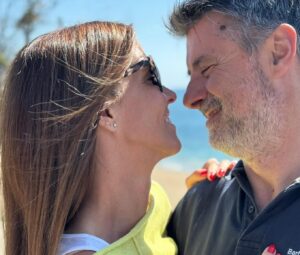 Ana Guedes Rodrigues Instagram - Sobre o meu 23 de abril, dia em que celebrei 42 anos de vida e 13 de casamento. 

Foi um dia fantástico, cheio de sol, de mar e de pessoas boas. 

Foi tão preenchido, que não consegui responder a tempo a todas as mensagens e chamadas (as minhas desculpas por isso). E foi tão vivido, que optei por aproveitar cada momento sem me preocupar com fotografias, vídeos ou publicações. 

Obrigada, família. Obrigada, amigos. Obrigada a todas as pessoas que, por algum motivo, são tão queridas e generosas comigo. 💛