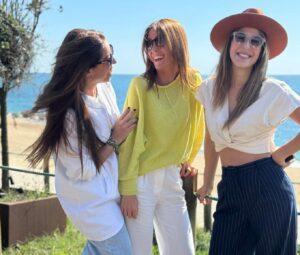 Ana Guedes Rodrigues Instagram - Sobre o meu 23 de abril, dia em que celebrei 42 anos de vida e 13 de casamento. 

Foi um dia fantástico, cheio de sol, de mar e de pessoas boas. 

Foi tão preenchido, que não consegui responder a tempo a todas as mensagens e chamadas (as minhas desculpas por isso). E foi tão vivido, que optei por aproveitar cada momento sem me preocupar com fotografias, vídeos ou publicações. 

Obrigada, família. Obrigada, amigos. Obrigada a todas as pessoas que, por algum motivo, são tão queridas e generosas comigo. 💛