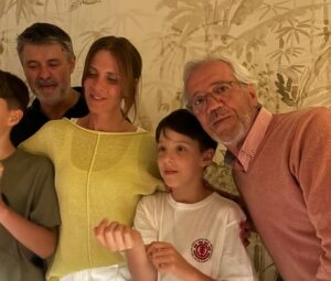 Ana Guedes Rodrigues Instagram - Sobre o meu 23 de abril, dia em que celebrei 42 anos de vida e 13 de casamento. 

Foi um dia fantástico, cheio de sol, de mar e de pessoas boas. 

Foi tão preenchido, que não consegui responder a tempo a todas as mensagens e chamadas (as minhas desculpas por isso). E foi tão vivido, que optei por aproveitar cada momento sem me preocupar com fotografias, vídeos ou publicações. 

Obrigada, família. Obrigada, amigos. Obrigada a todas as pessoas que, por algum motivo, são tão queridas e generosas comigo. 💛