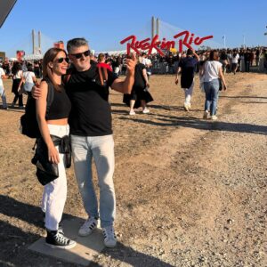Ana Guedes Rodrigues Instagram - @antoniofilipequeiros ainda não percebi muito bem se fomos nós que levámos os nossos filhos ou se foram eles que nos levaram a nós… mas foi giro! 🤘🏽🎸

@rockinriolisboa