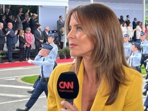 Ana Guedes Rodrigues Instagram - Uma emissão do 10 de Junho nunca é um passeio no parque.

Para além de ser longa e contínua, o facto de acontecer no meio de uma parada militar, torna-a muito exigente do ponto de vista técnico.

Há muitas ações em simultâneo e vários sons que colidem entre si mas que são todos importantes: o som do que se está a passar, as vozes do realizador e do coordenador, as reportagens em direto, os discursos, os comentadores…

Exige foco e concentração, mas acima de tudo, implica sempre o empenho de uma equipa, com espírito de entreajuda, com capacidade de reação rápida e, de preferência, com boa-disposição.

Nem tudo se vê, mas hoje, esteve lá tudo.
 
🙌🏼
@joao_fer_ramos 
@jpedro.vieira 
@maicosta81
@lmcacador (um obrigada extra pelas fotos!)
@sofiastoryteller 
@fjnews 
João Bizarro
Marco Andrade
João Barros
Luís Guimarães
Paulo Santos
Márcio Pedro
Nuno Pereira
@franciscprates 

Olheiras disfarçadas pelas mágicas:

@sandramakeupfernandes 
@mariana.monteiro.makeupartist 

Painel de comentário 100% feminino, com enorme capacidade de comunicação e adaptação ao meio:

@margaridadavim 
@mafaldanjos 

Interpretação dos vários momentos da cerimónia militar, com a preciosa ajuda do Comandante José Sousa Luís, porta-voz da Marinha. 

@cnnportugal 
 
🙏🏼 se me esqueci de mencionar alguém…