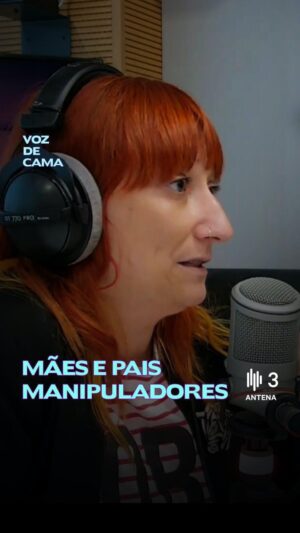 Ana Markl Instagram - Mãe e pais manipuladores, ou que minaram a nossa auto-estima com críticas infinitas e poucos elogios, ou que nos fizeram (e fazem?) sentir culpados de cada vez que não correspondemos às suas necessidades e expectativas. E tudo isto, muitas vezes sem uma intenção consciente, e só a fazerem também o melhor que sabiam e conseguiam.

Mas e as marcas que toda esta história deixa? Terapia, minha gente, muita terapiaaaa 🥲🙏🏽💛

Podes ouvir o episódio completo no Spotify, YouTube e ainda em antena3.rtp.pt 🌈🌈🌈