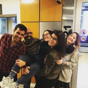 Ana Markl Instagram - Estou em 9 dos 30 anos da @antena3rtp. Que anos intensos e belos. Parabéns à minha rádio! 📻🎤🎧🎶

1) Eu a trabalhar no saudoso festival que mais alegrias me deu, Milhões de Festa.

2) A despedida da @joanamarquespic das Manhãs,, ainda com o @sirandresantos, @luis_f_s_oliveira e a @ineslopesgoncalves.

3) E depois chegou o @hugovanderding!

4) Às tantas, éramos 3 na 3: com o @tiago_ribeiro_ti, esta inesquecível trindade nada santíssima (uma trindade quadrilátera com o @umgajoquesimsenhor)

5) Lembram-se de quando eu lia o trânsito?

6) Voz de Cama, a missão mais linda ao lado da @taniiagraca.

7) Muitos de nós num jantar de Natal (e fica por mencionar muita gente espectacular e importante nesta história). 
Aproveitando para parabenizar o xor director @nuno____reis

8) Camaradas do Precisamos de Falar - @rmabreu @luis_f_s_oliveira, @nunogalopim - e o então senhor ministro.

9) Abracinho bom do @tiago_ribeiro_ti 

10) Abracinho bom da @joanagama

Tanto mais há para contar e mais haverá.

❤️