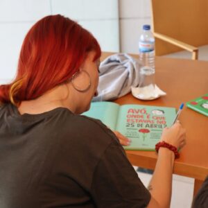 Ana Markl Instagram - Alcobaça é já aqui ao lado, mas levou-me para longe das ansiedadezinhas do quotidiano.

📖 Fui apresentar os meus livros a convite da Biblioteca Infantojuvenil da Universidade de Coimbra em Alcobaça. Obrigada à equipa que me recebeu e aos miúdos e professores das escolas da Vestiaria e de São Martinho do Porto. Fico sempre comovida com os abracinhos dos meus leitores ❤️

👨‍👩‍👦 Aproveitei para fazer ninho no @yourhotelspaalcobaca e fomos muito felizes por lá. Há ainda uma certa mística de hotel termal, com uma piscina incrível rodeada de sossego e verdinho.

⭐️Valeu ainda um momento muito emocionante, no jardim do hotel, que não pude registar condignamente porque estava escuro: o maior avistamento de pirilampos da minha vida. Que espetáculo incrível da natureza. Parecia Natal.

Agora, ala de volta a casa. Espero encontrar-vos hoje na Feira do Livro. 💜