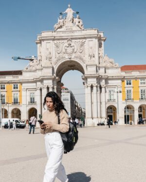 Ana Tapajós Instagram - @outershoes 
@rafael_guedes